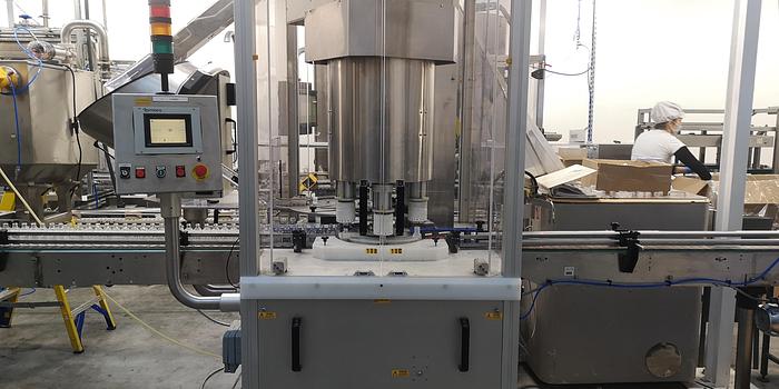 Capsuleuse Romaco bosspak SCREW CAPPING MC8000 rotary 6 head screw capper