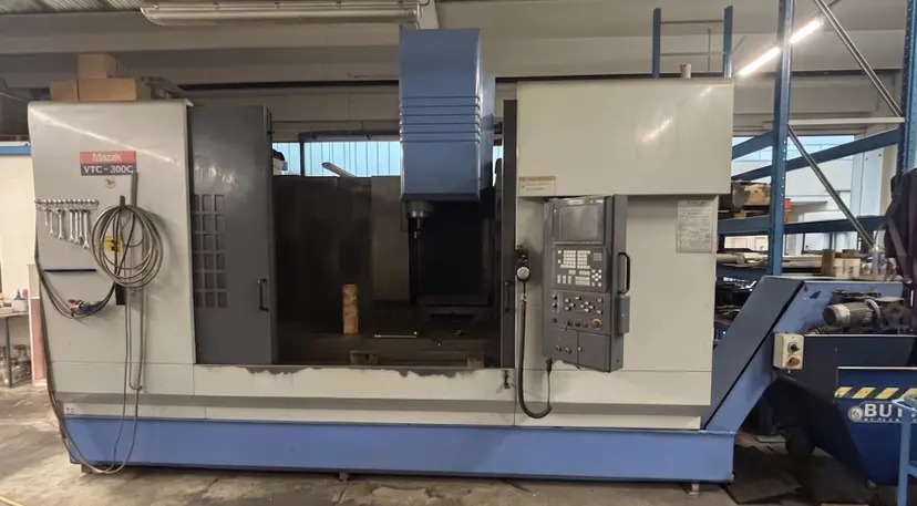 Centre d'usinage à montant mobile Mazak VTC 300C d'occasion