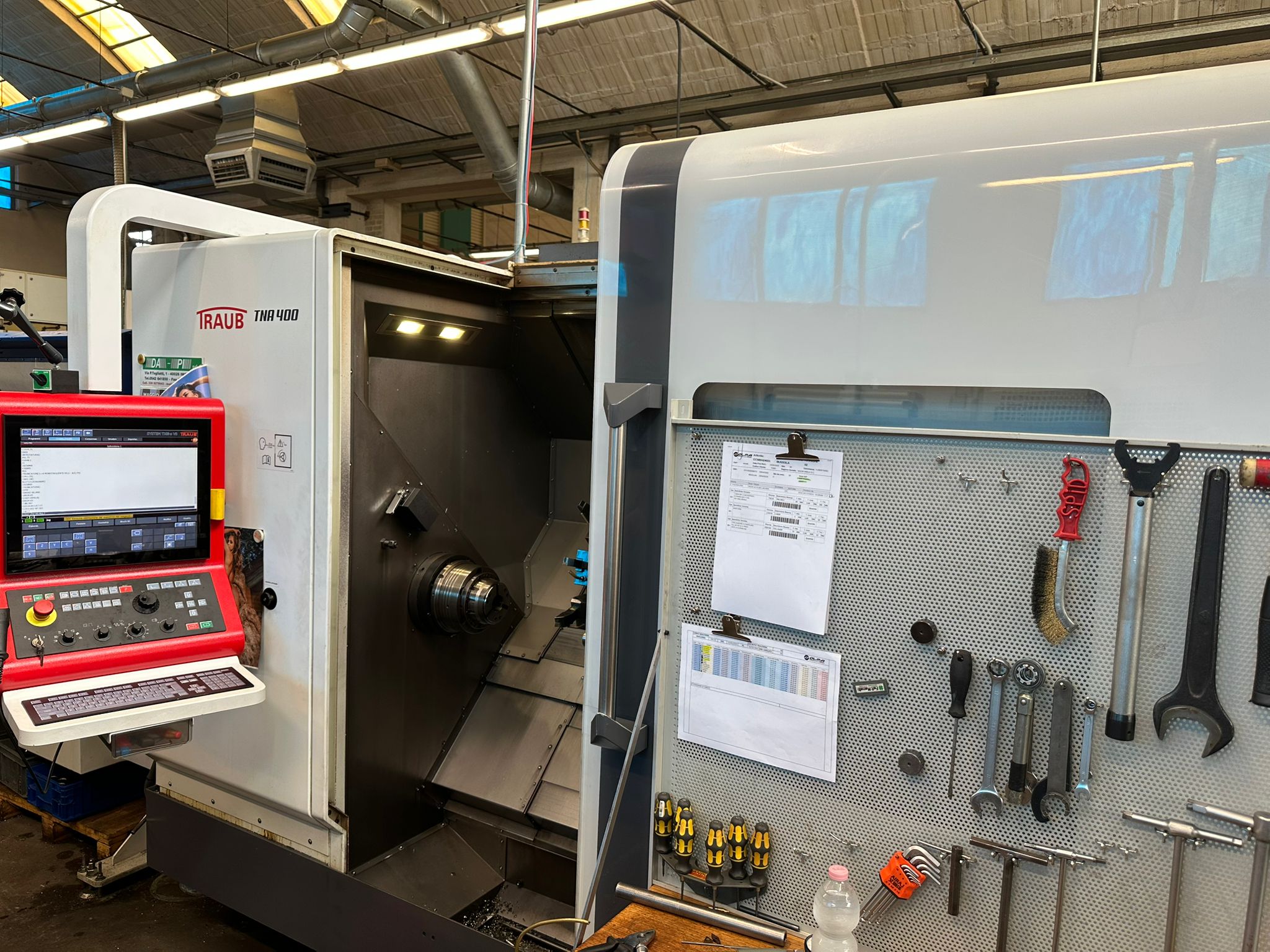 Tour CNC avec ravitailleur de barres TRAUB TNA 400 d'occasion