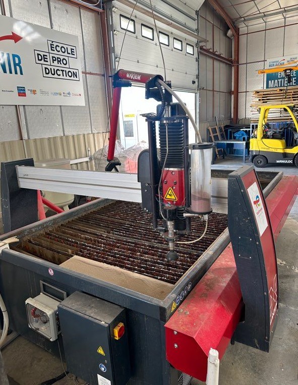 Machine de découpe jet d'eau OMAX AXIEM Gen 2