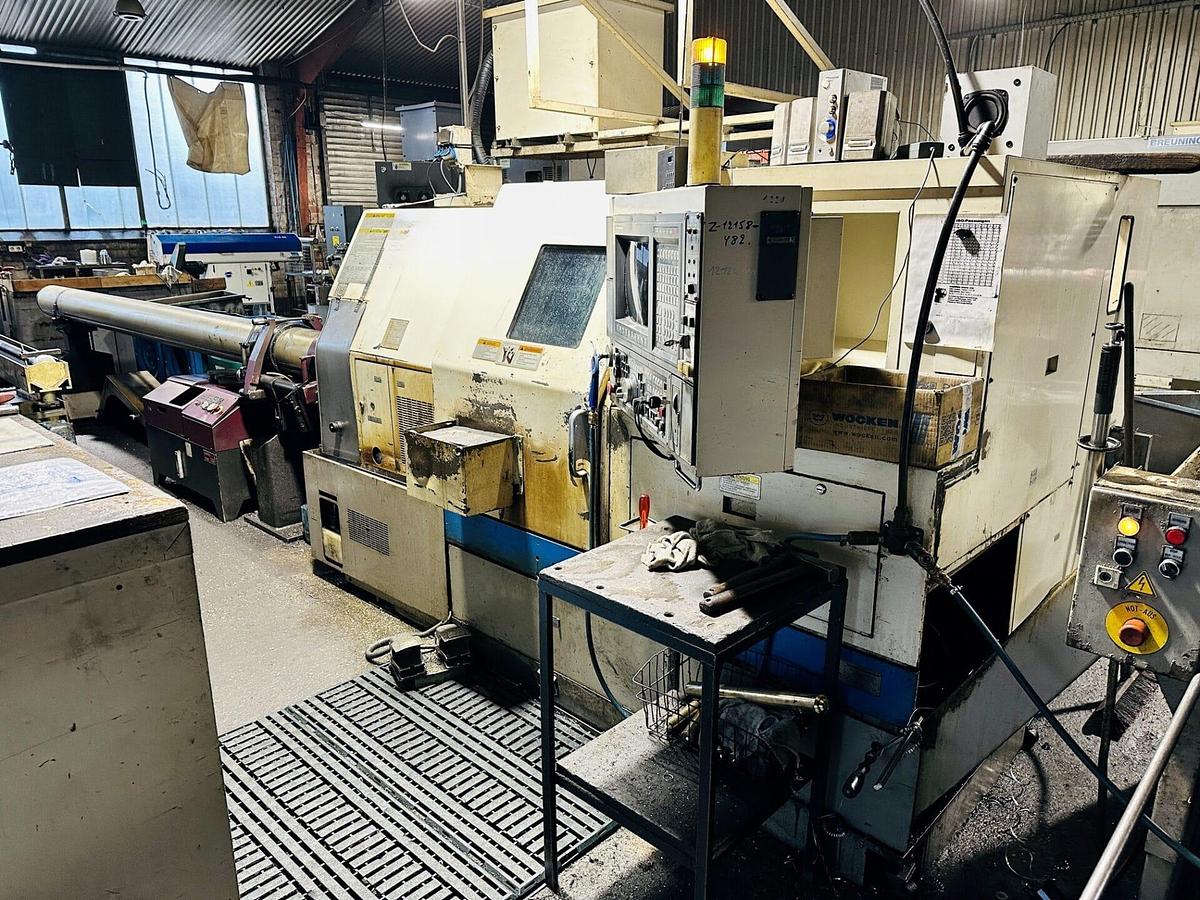 Tour CNC avec ravitailleur de barres OKUMA LB 25 II d'occasion