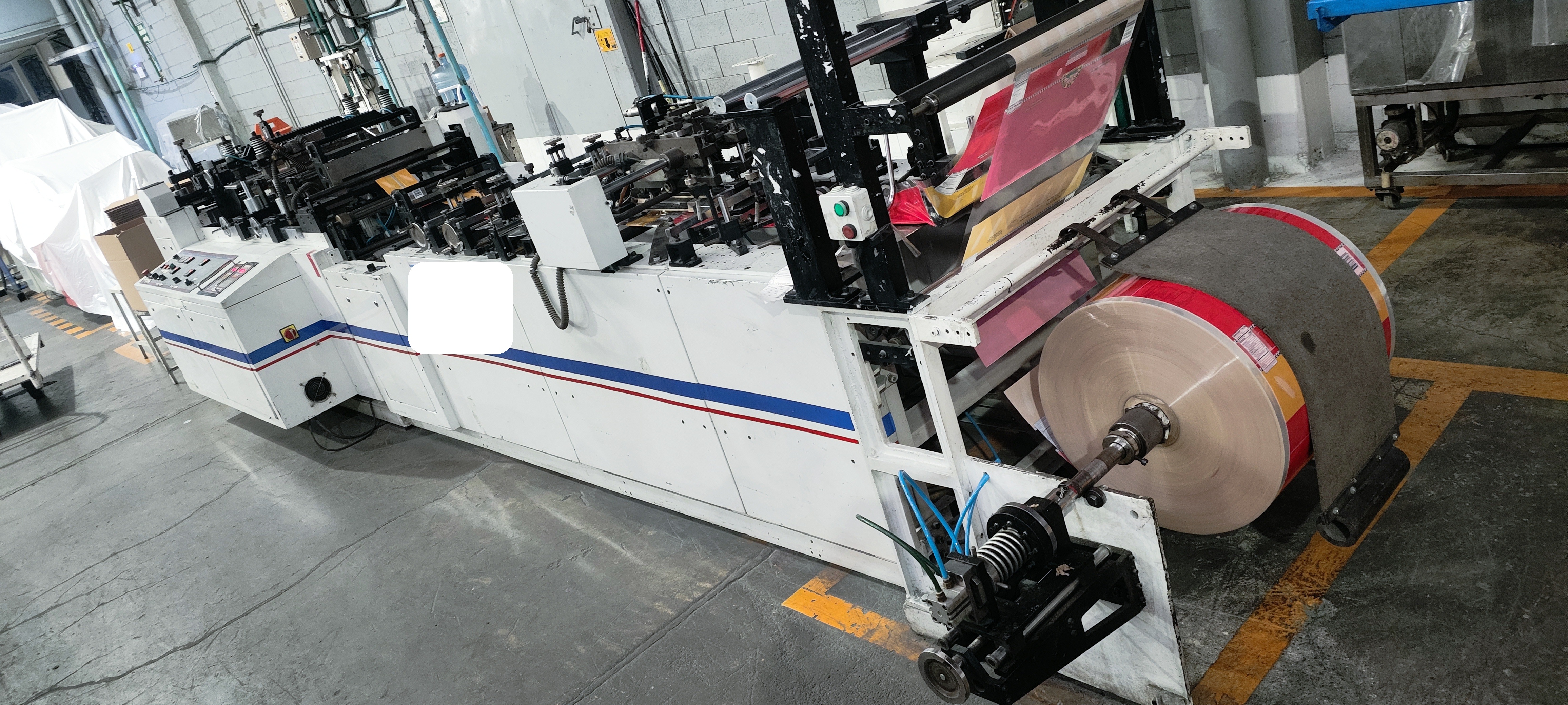 Machine de fabrication de sacs plastiques à soudure latérale