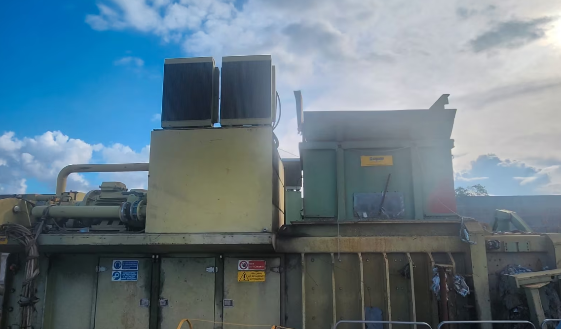 Presse à balles industrielle COPARM 300 pour le compactage des déchets solides municipaux et industriels.