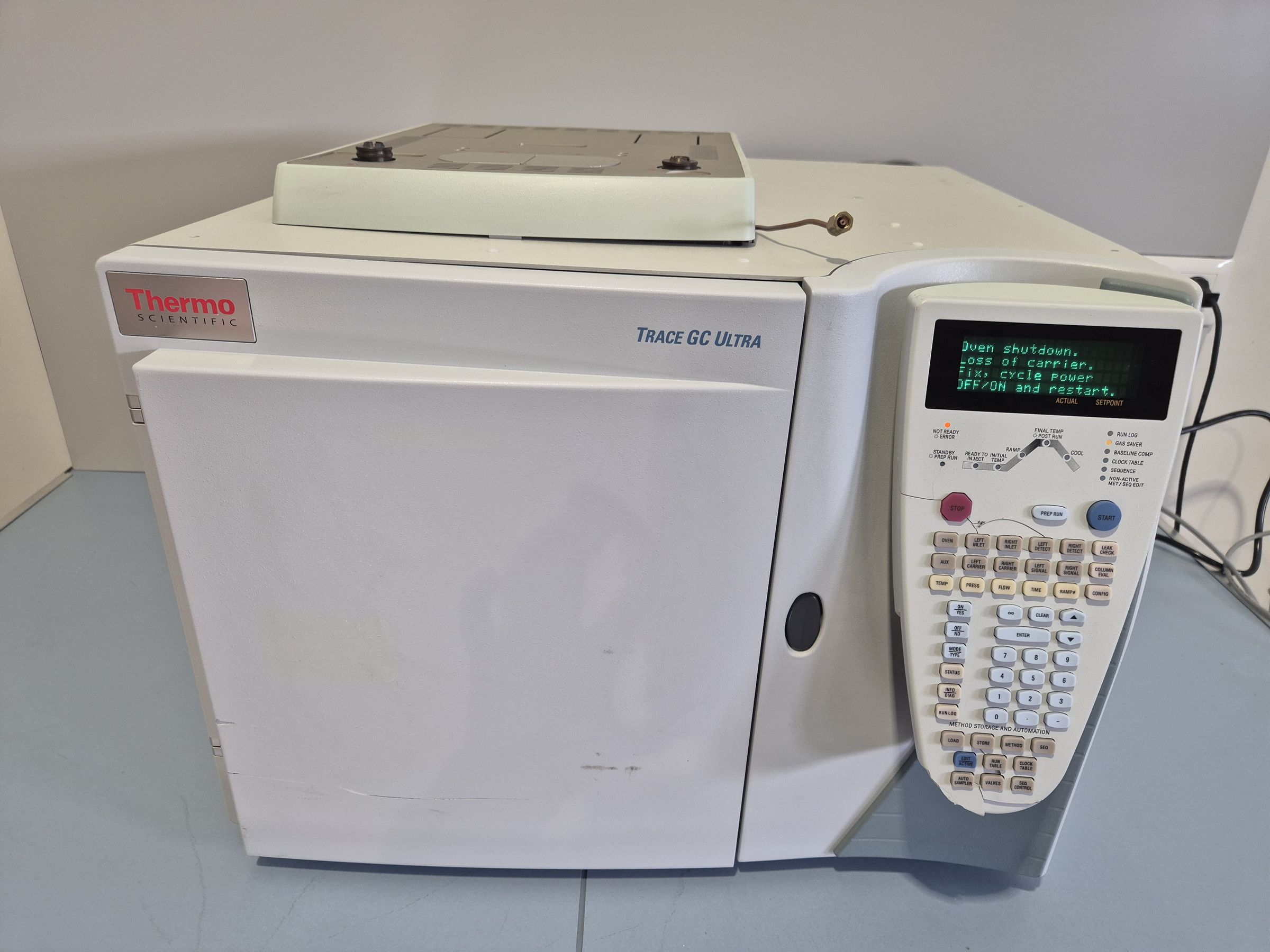 Chromatographe Thermo Scientific TRACE GC ULTRA – unité de commande défectueuse – pour pièces