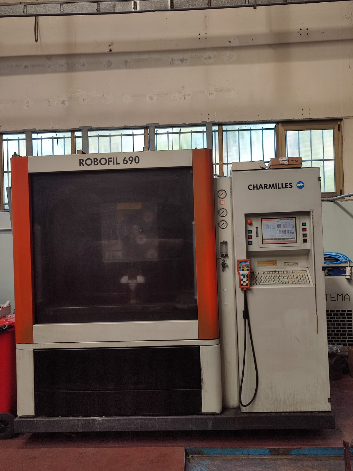 Machine d'électro-érosion par fil CHARMILLES Robofil 690 d'occasion