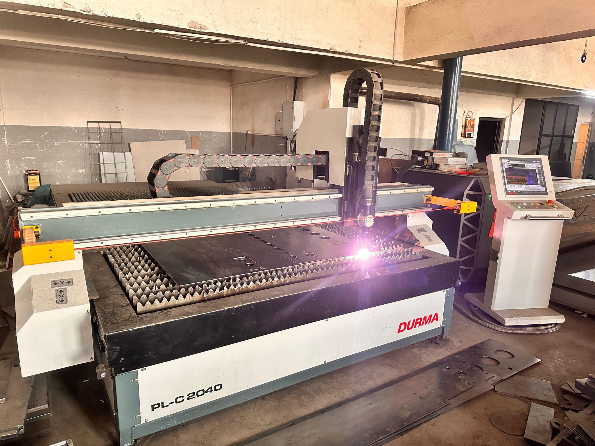 Machine de découpe plasma / gaz Durma PLC-2040