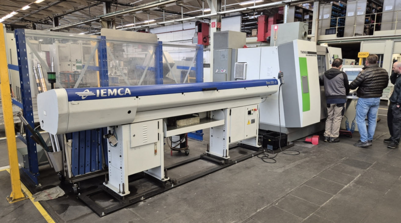 Tour CNC avec ravitailleur de barres GILDEMEISTER Twin 32 d'occasion