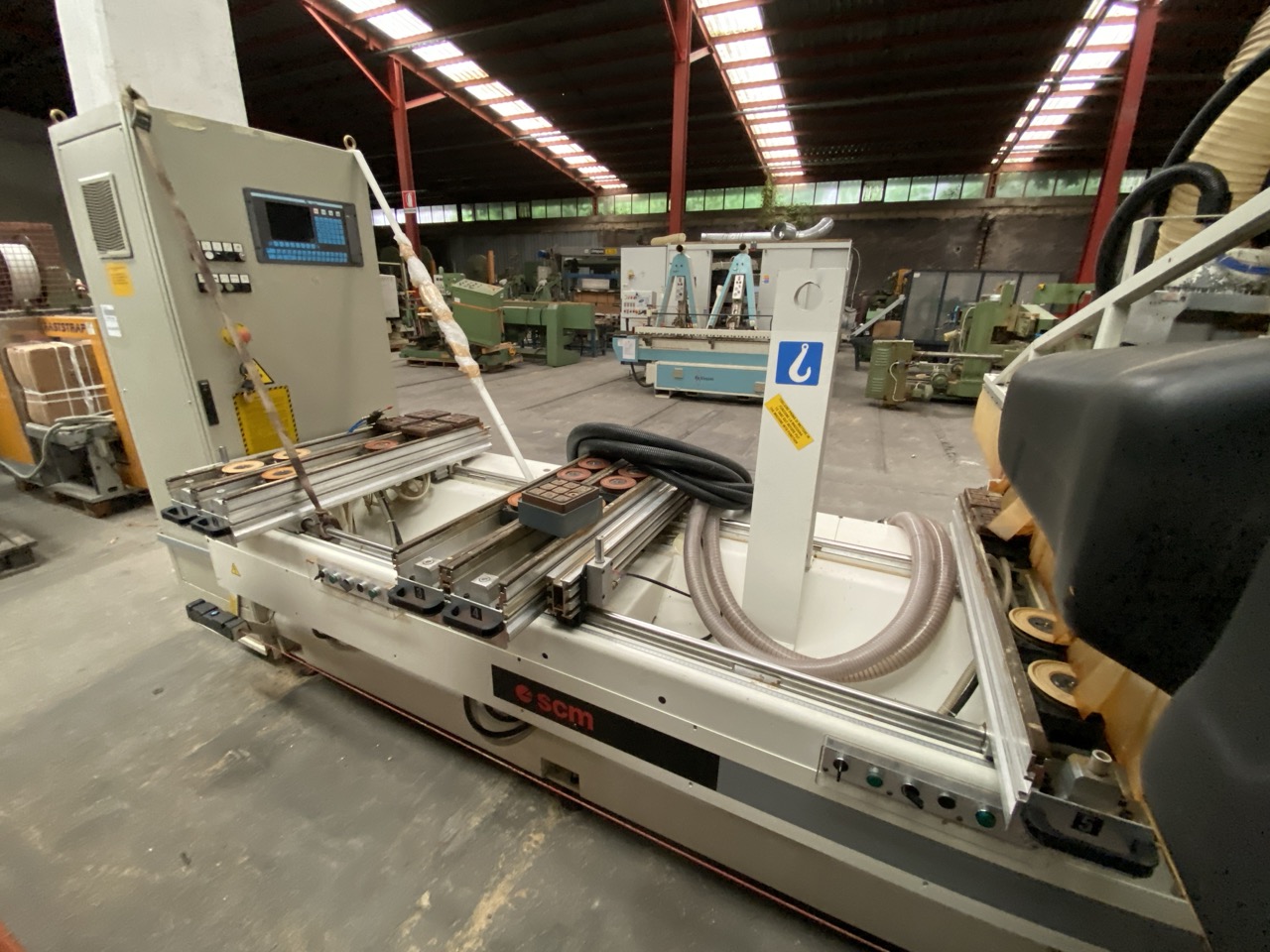 Centre d'usinage CNC pour le bois SCM Tech 99L