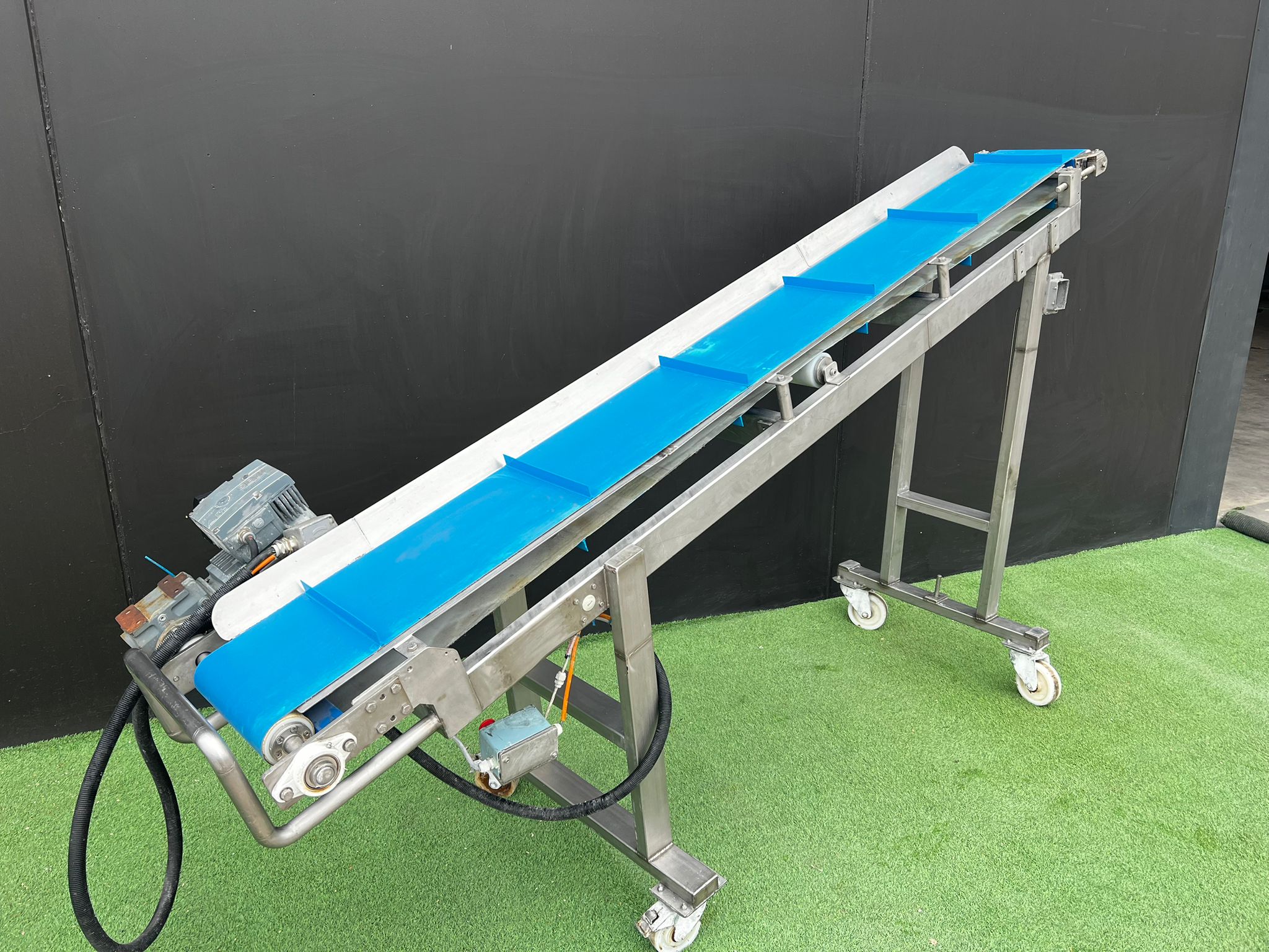 Convoyeur de levage avec séparateurs 3000 x 300 mm