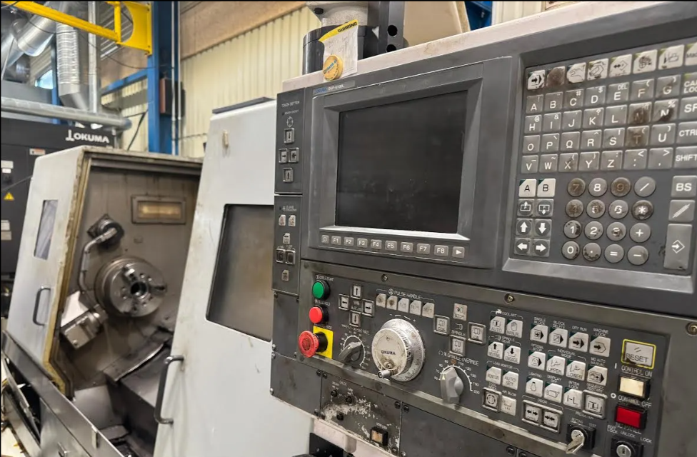 Tour cnc avec outils fixes OKUMA LB400 d'occasion