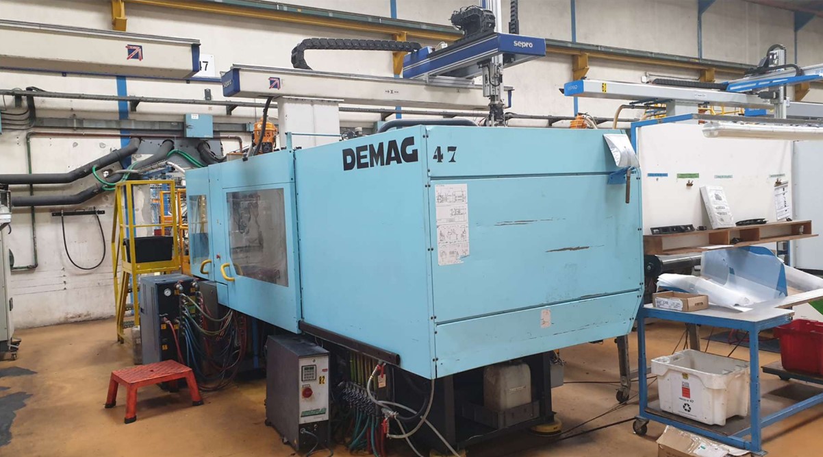 Presse à injecter DEMAG ERGOTECH 330 T en bon état