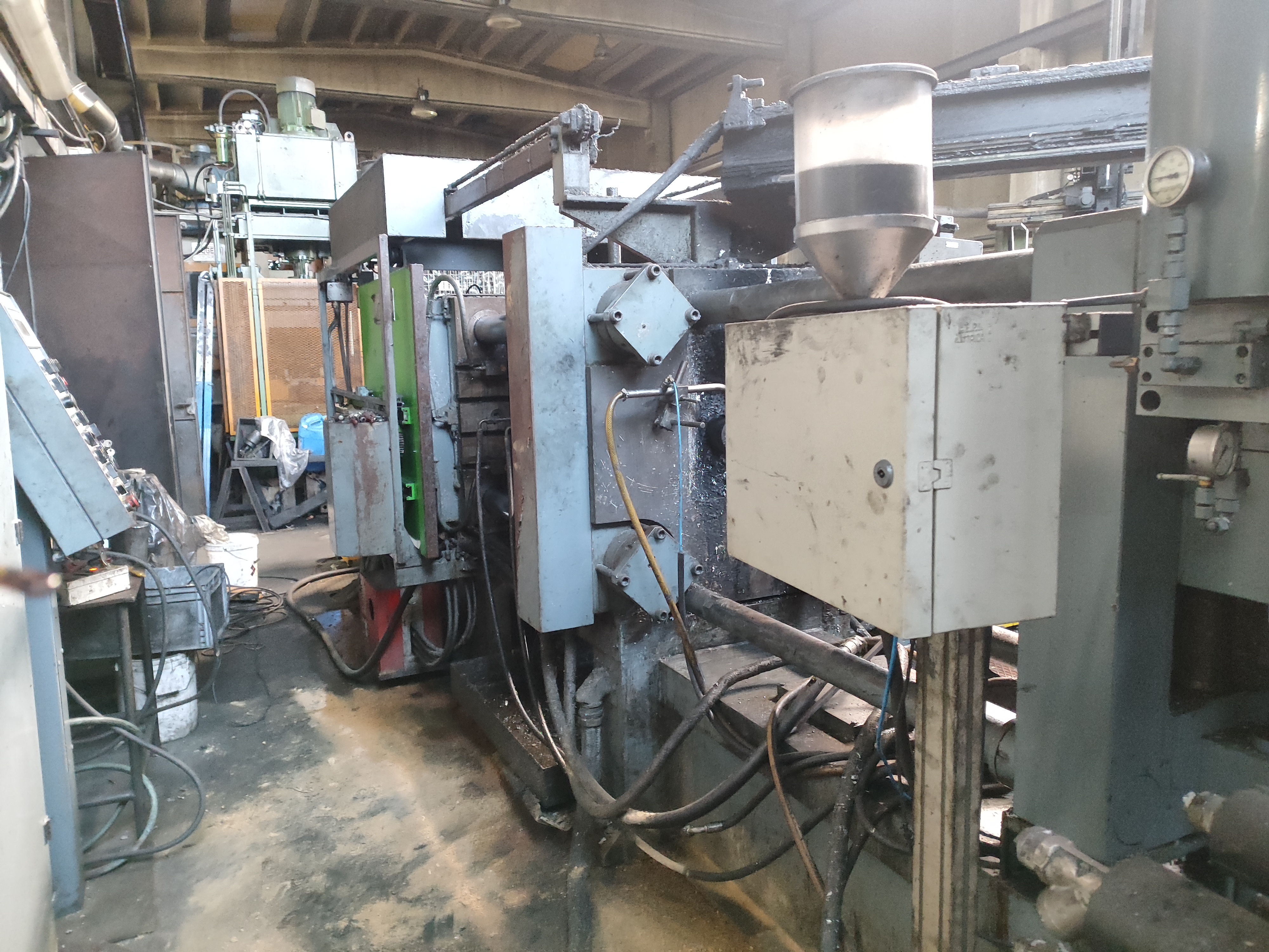 Machine de moulage sous pression aluminium GK320 Maicopresse 320 tonnes année 1998 avec îlot complet