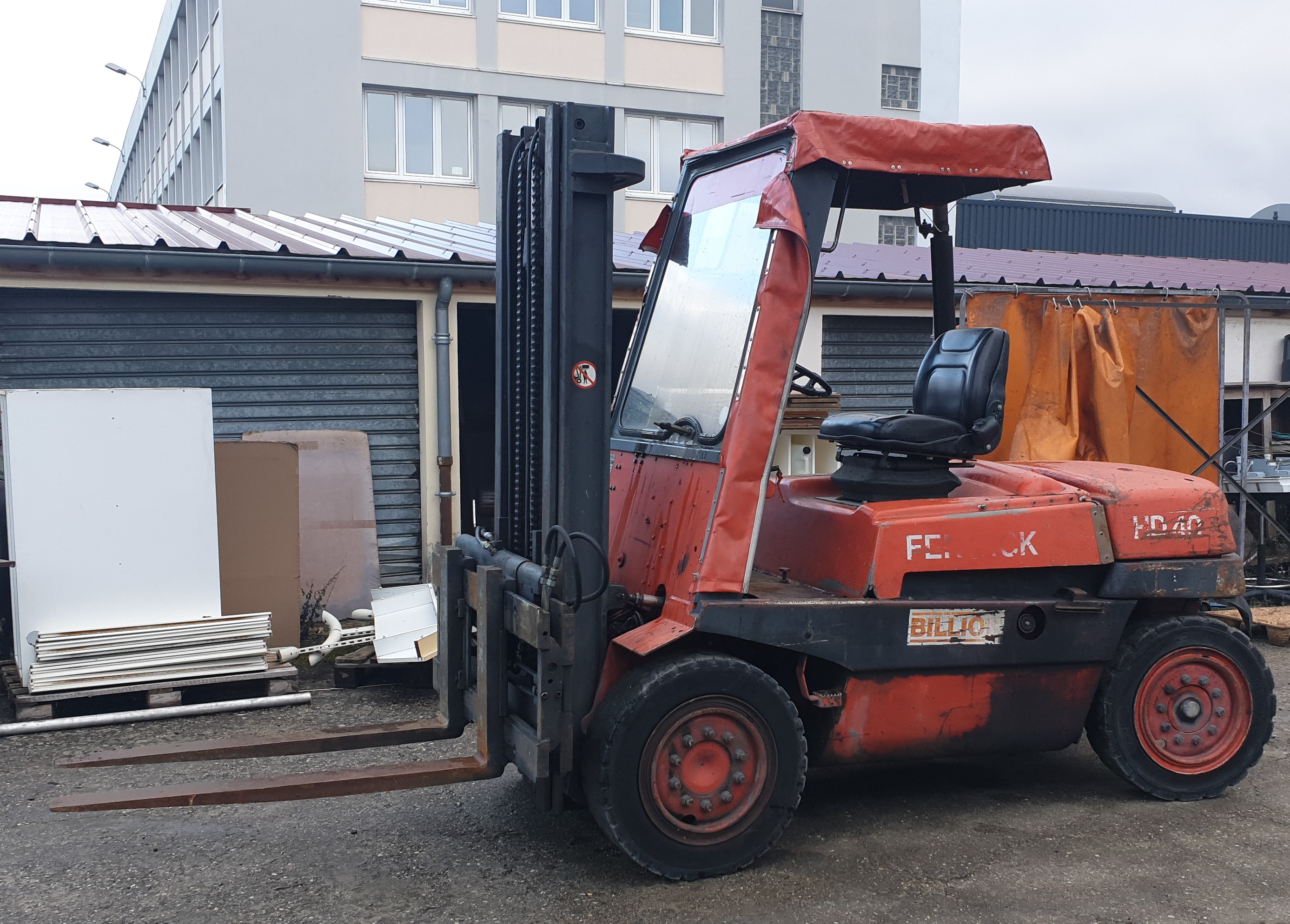 Chariot élévateur gasoil FENWICK Capacité 4T