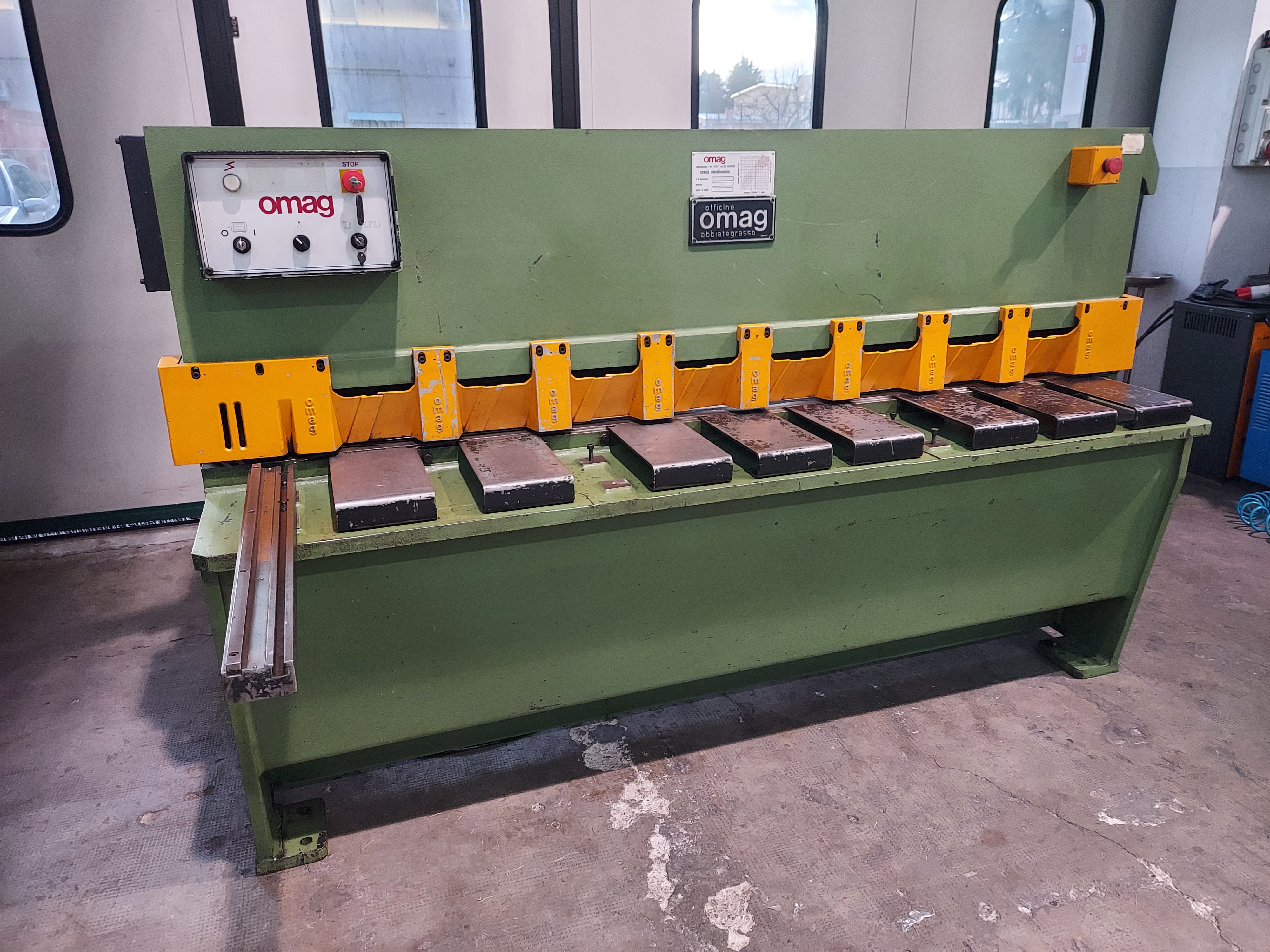 Cisaille guillotine hydraulique OMAG CE 204