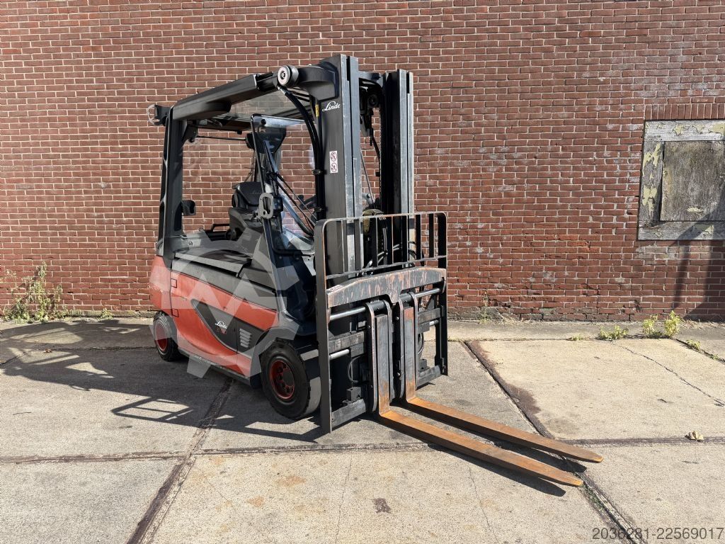 Electric 4-wheel forklift Linde E30R-01