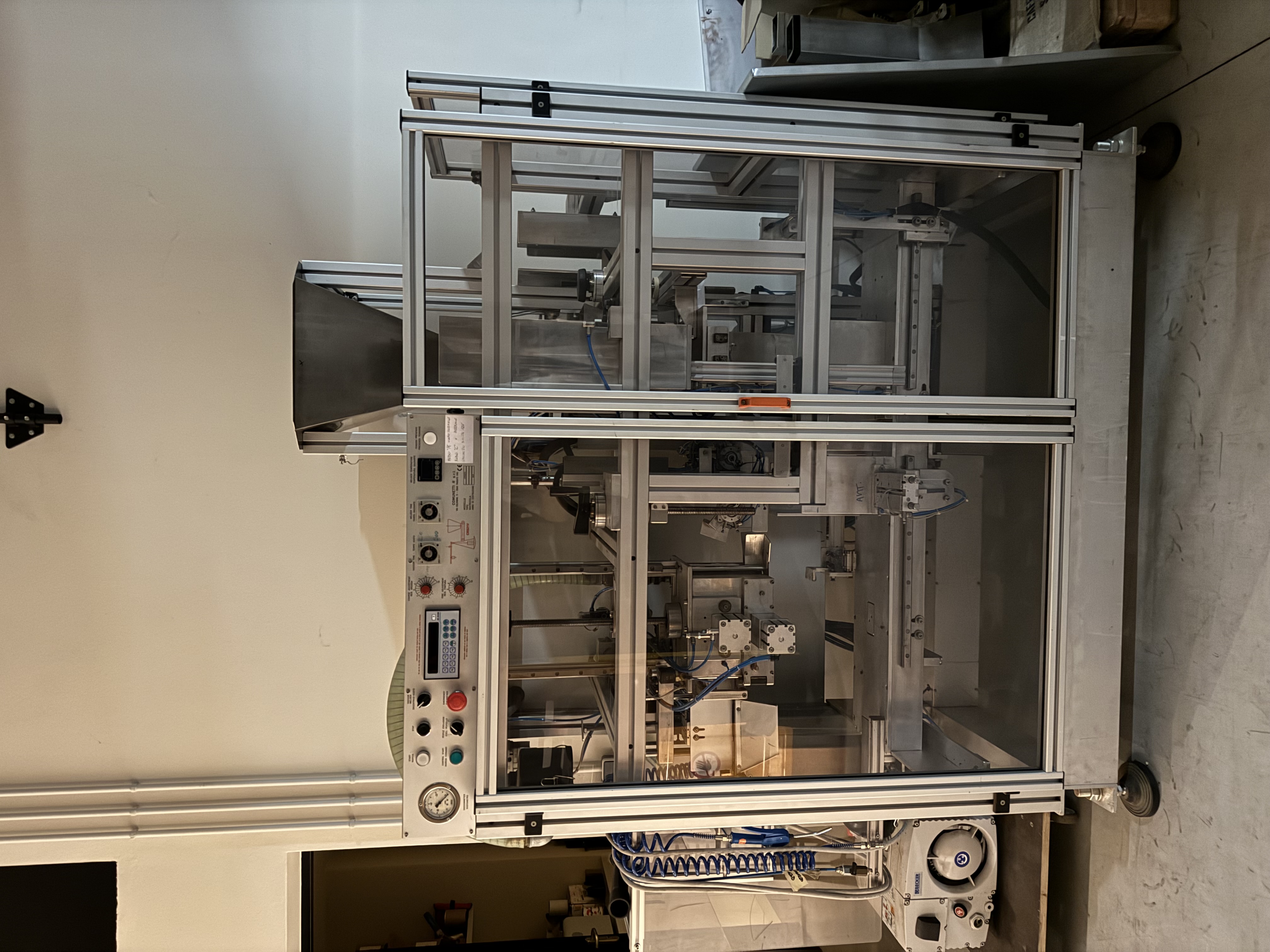 Machine automatique pour le conditionnement de produits en poudre ou en granulés dans des sachets préfabriqués de différents formats – Comunetti SRL CRS 21V