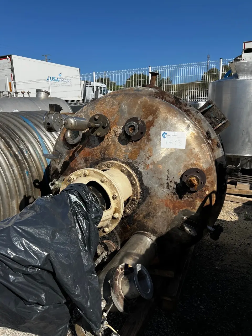 RÉACTEUR INOX 316 2200 LITRES D'OCCASION AVEC AGITATION ET DEMI TIGE