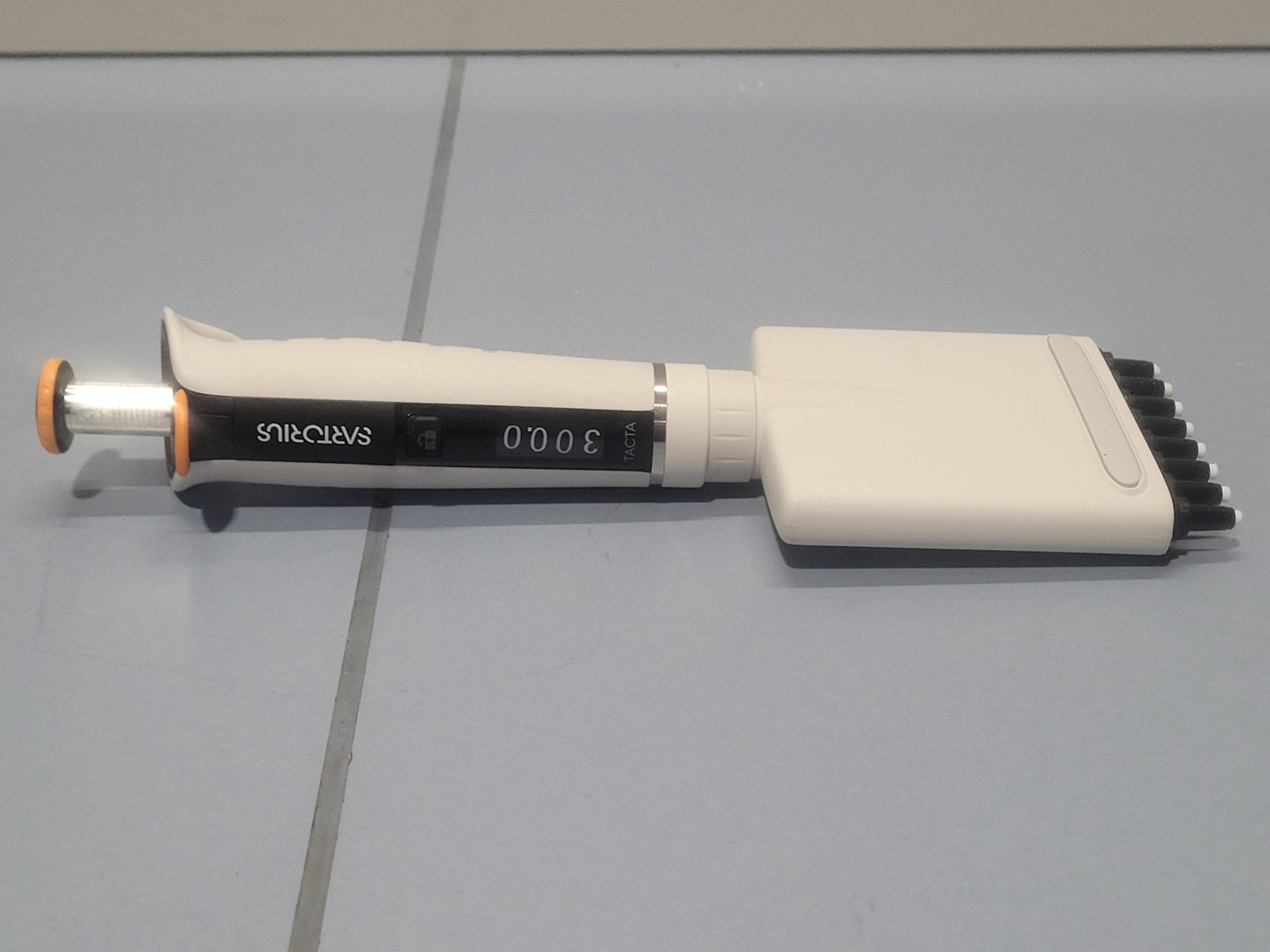 Pipette mécanique SARTORIUS BIOHIT 8 canaux - 30 à 300 μl