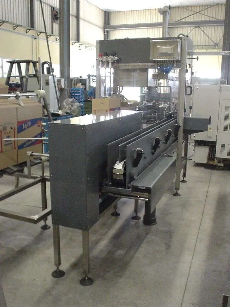 MACHINE DE FORMAGE, D'EMBALLAGE ET DE SCELLEMENT DE BOITES D'OCCASION