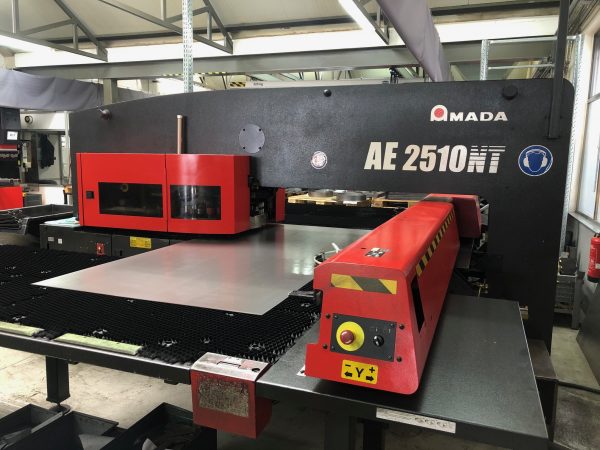 Machine à brosser Amada AE 2510 NT