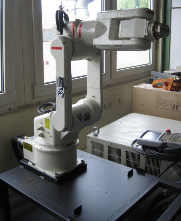 Robot industriel YASKAWA - MOTOMAN - YASNAC 6-axis