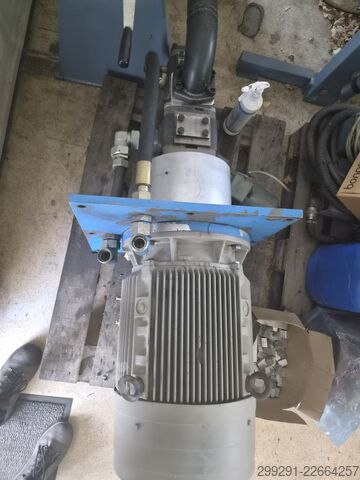 Baler - engine and hydraulic pumps BOA