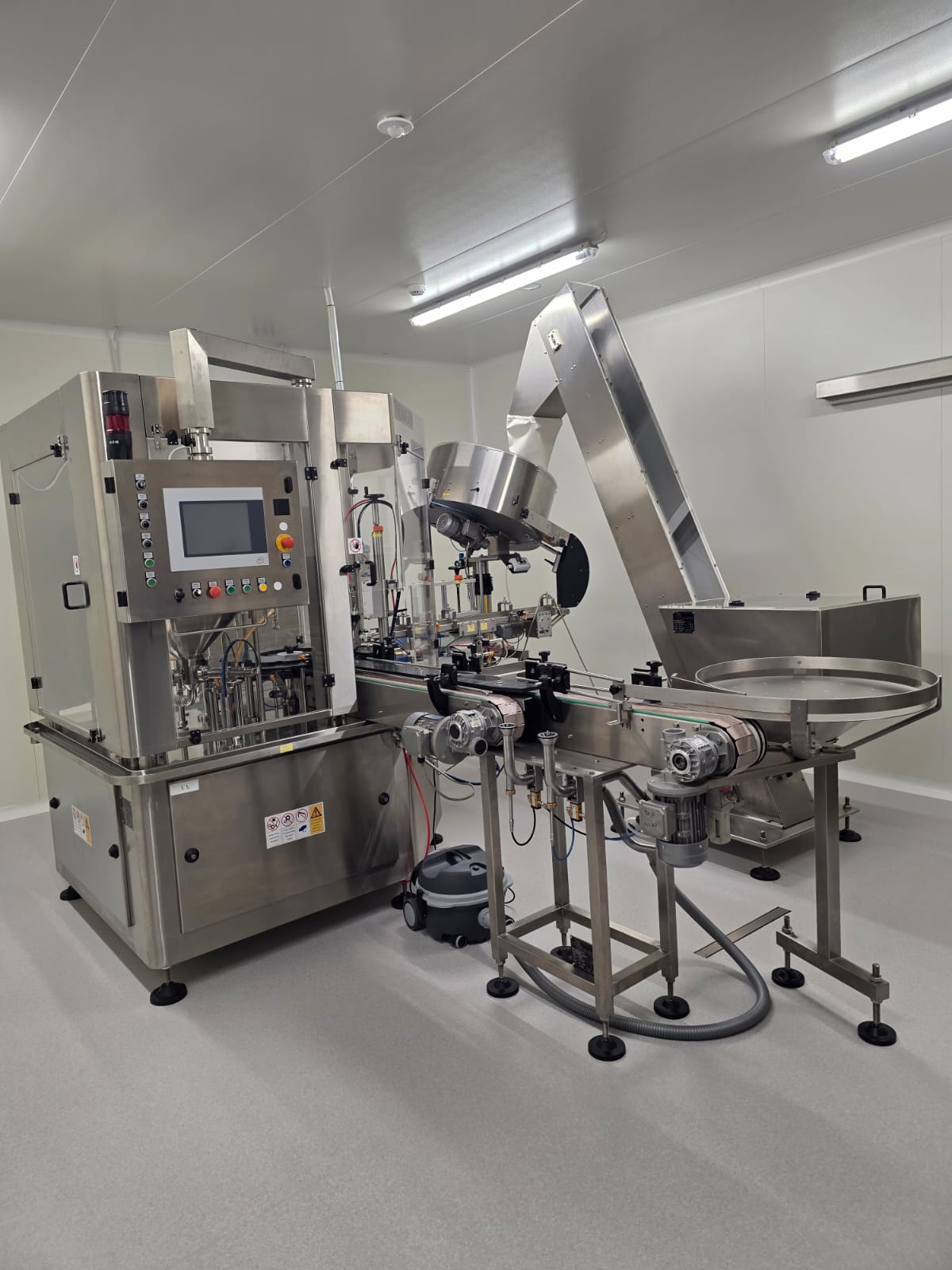 Machine automatique monobloc de remplissage et de bouchage – Thomason Machinery Eliada / Machine de remplissage de bouteilles 2V-1R