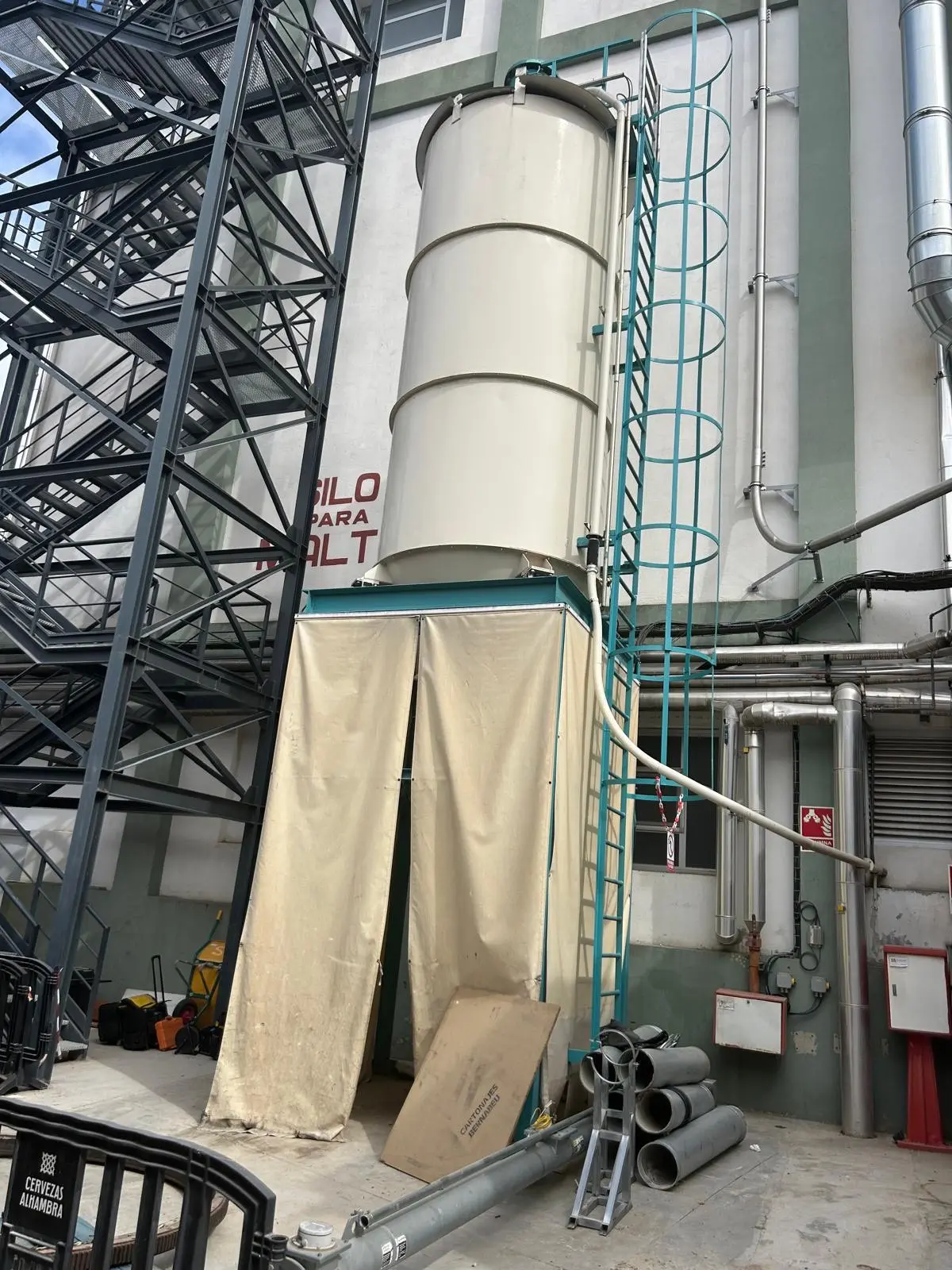 SILO EN ACIER 17.000 LITRES SUR STRUCTURE AVEC CELLULES DE CHARGE