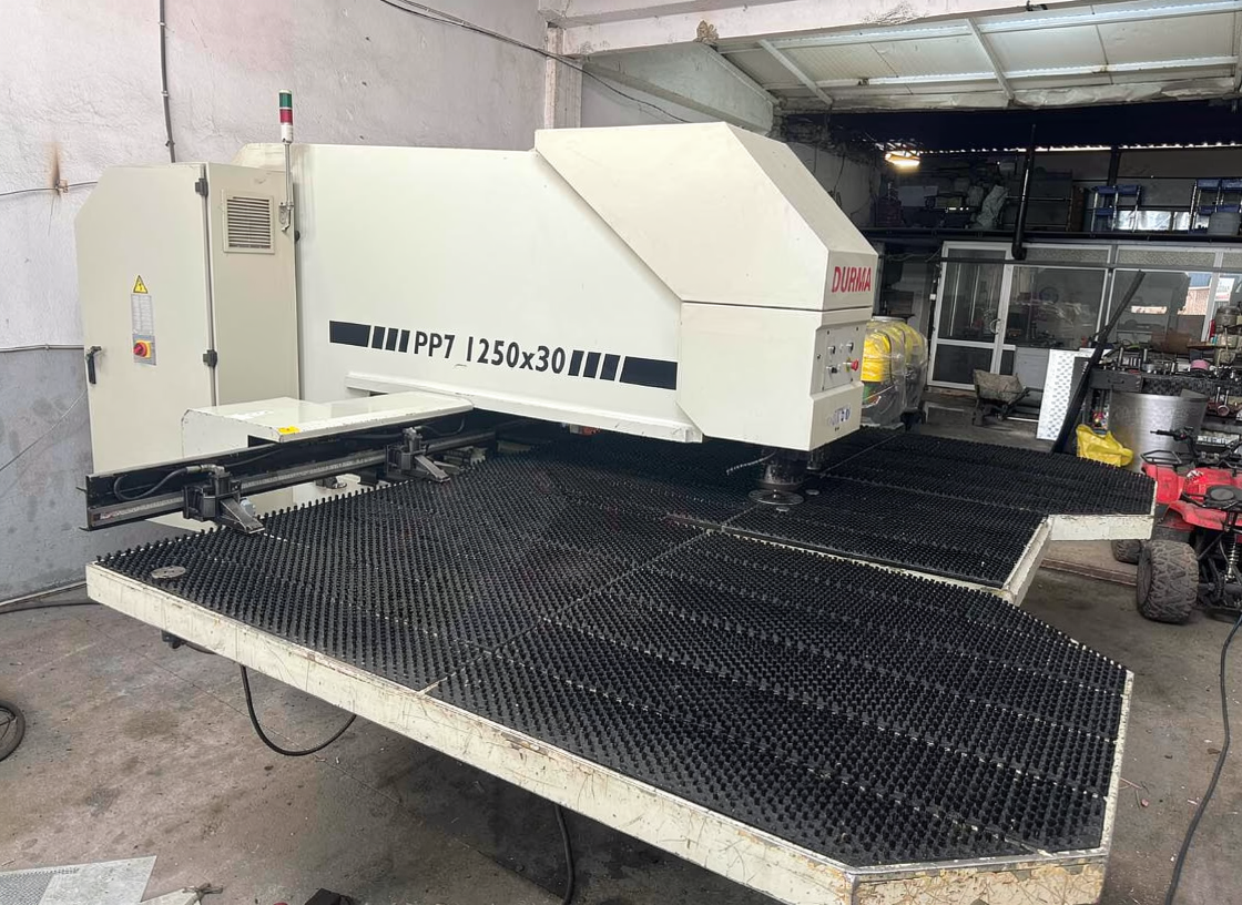 Presse à poinçonner CNC Durma PP7 1250 x 30 avec de nombreux outils