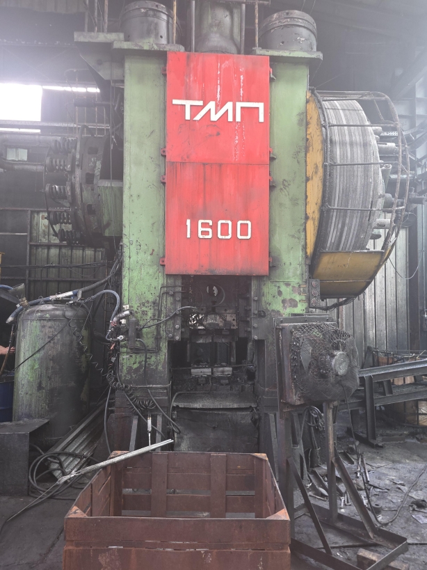 Presse de forgeage à chaud TMP Voronej de 1 600 tonnes