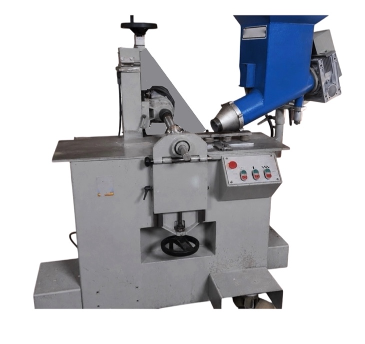 Machine à estamper des motifs dans le bois et la pâte à papier BORGORE