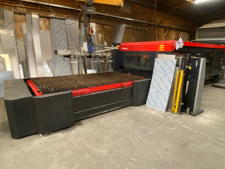Machine de découpe laser Amada FO 3015MII 4kW Faible nombre d'heures