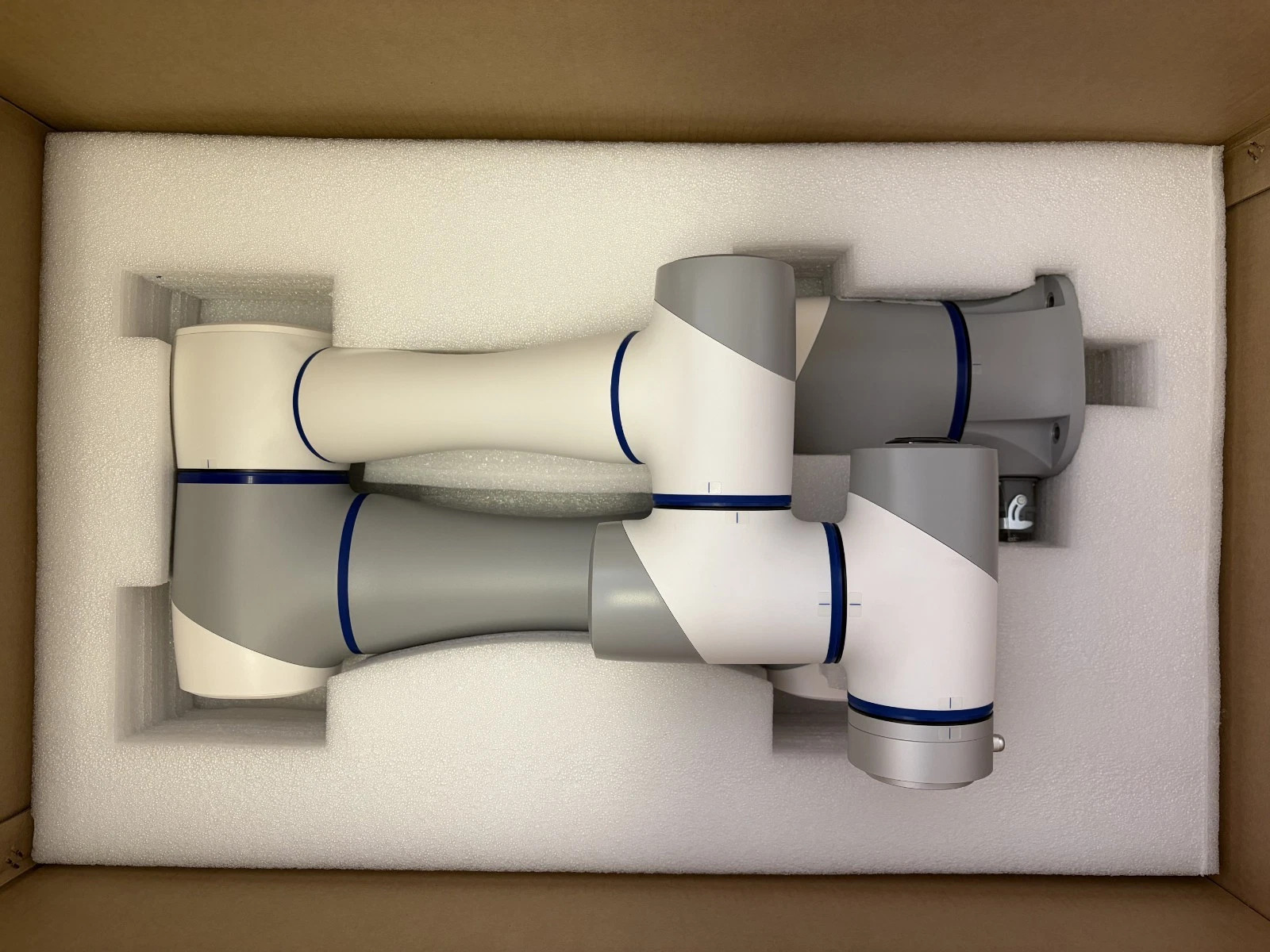 Robot collaboratif DOBOT CR5 – Charge utile de 5 kg / Portée de 900 mm