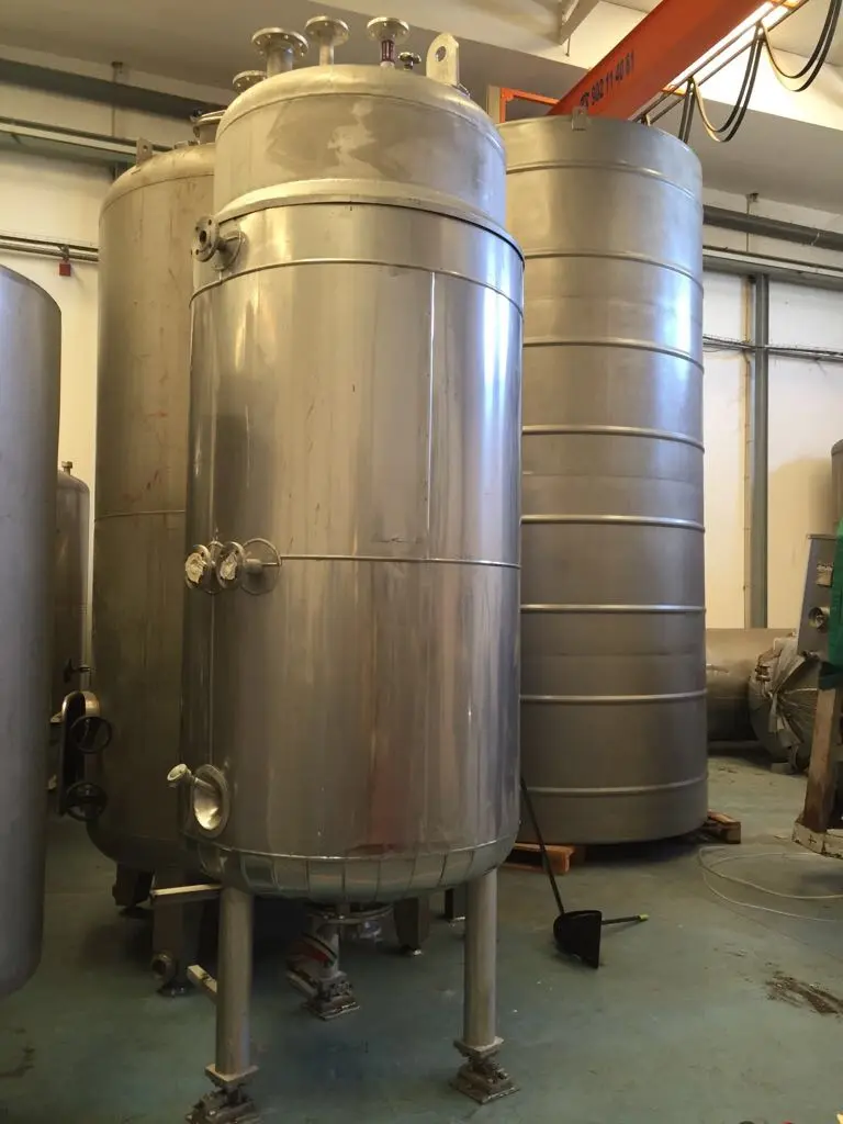 CUVE EN ACIER INOXYDABLE 2 500 LITRES D'OCCASION
